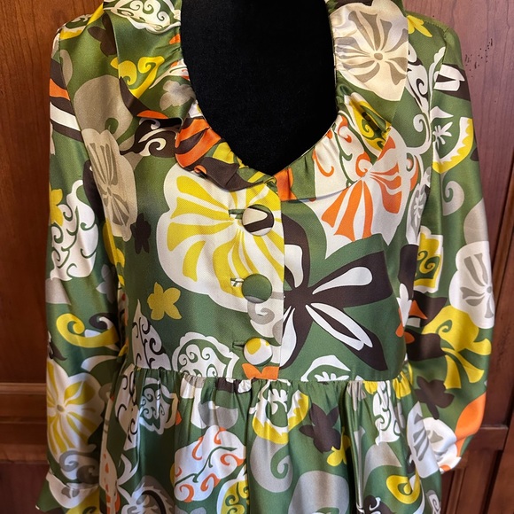 J Crew 100% silk dress. Size 12. Ruffle neck, side zip.Green floral, retro look. - Picture 9 of 16